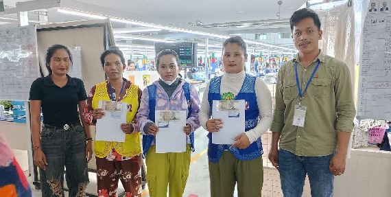 លោកស្រី ផល ភា តំណាងសហជីពទឹកចិត្ដកម្មករកម្ពុជា ប្រចាំក្រុមហ៊ុន អេស្ទើរ ស្កាយ ហ្គាម៉ិន ឯ.ក បានផ្ដល់ប្រាក់ឧបត្ថម្ភចំនួន៣០០,០០០រៀល ជូនសមាជិកសហជីពចំនួន៣នាក់